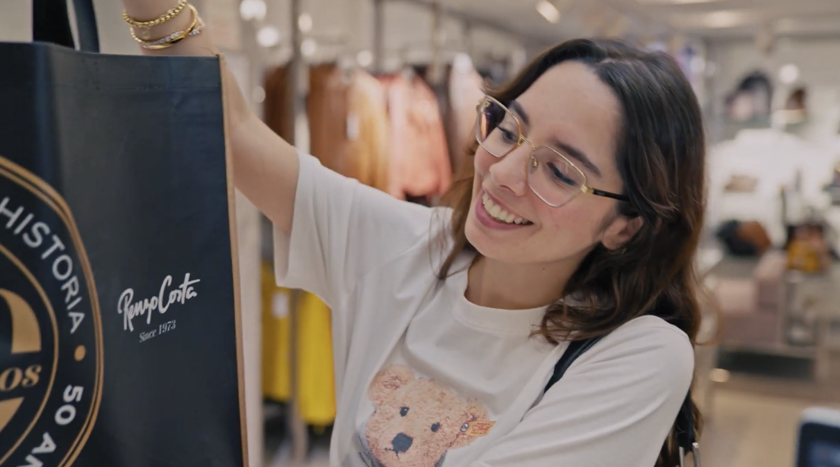 Cliente soriente compra productos Renzo Costa